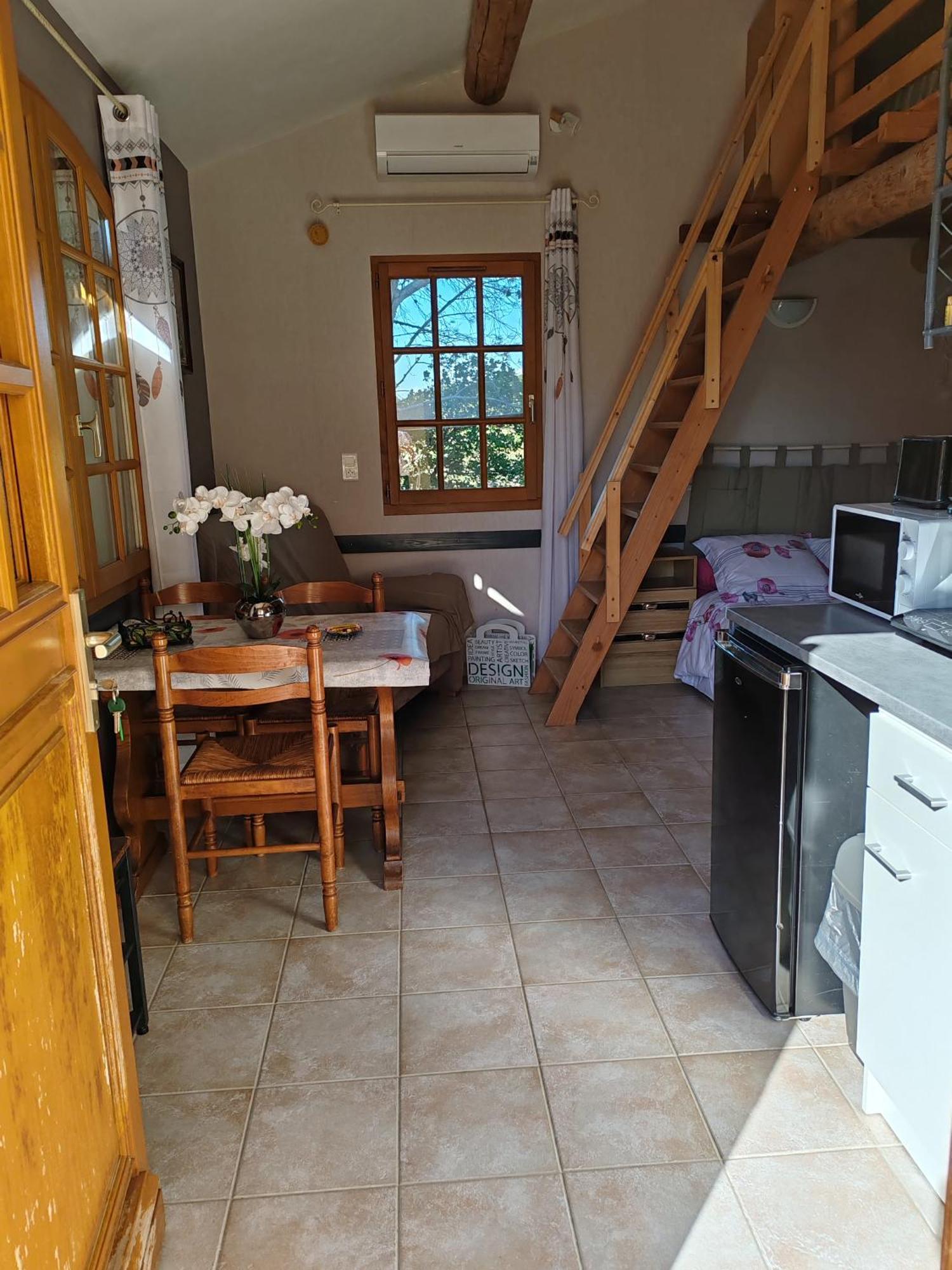 Studio Meuble Independant Chez L'Habitant Uchaux Εξωτερικό φωτογραφία